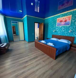 Отель Hotel Lux Aquapark Полтава Двухместный номер Делюкс с 1 кроватью и душем-1